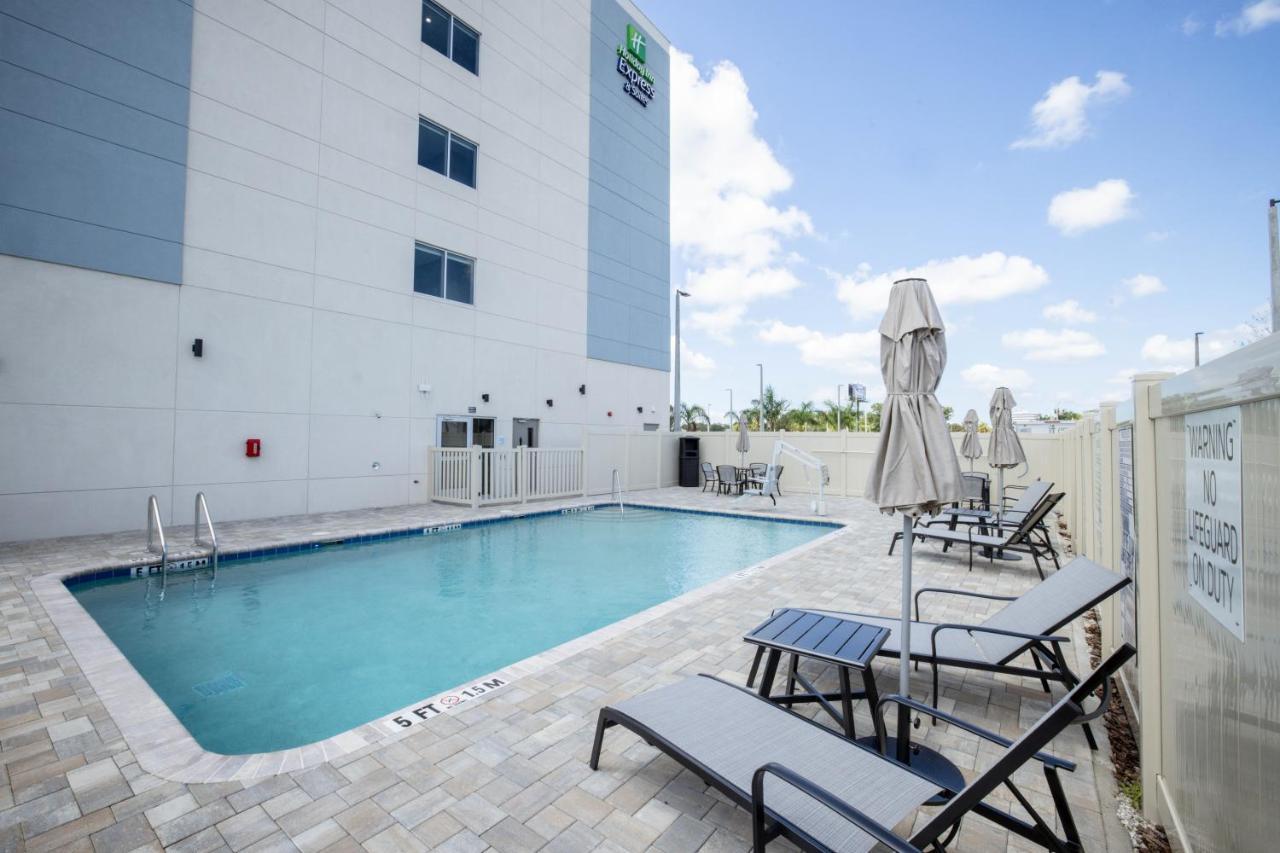 Holiday Inn Express & Suites Tampa Stadium - Airport Area By Ihg 外观 照片