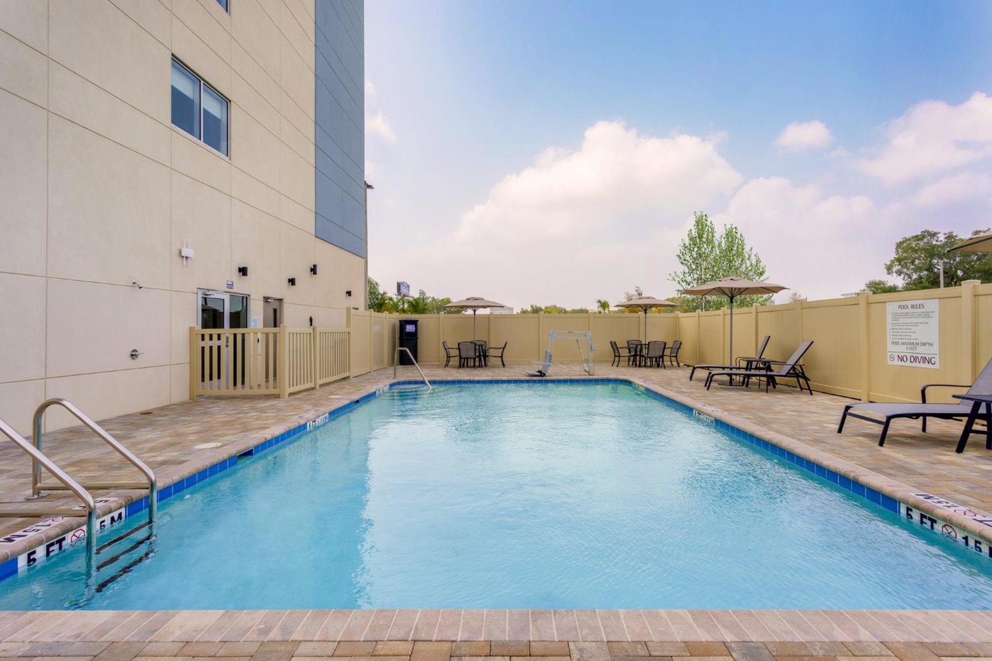 Holiday Inn Express & Suites Tampa Stadium - Airport Area By Ihg 外观 照片